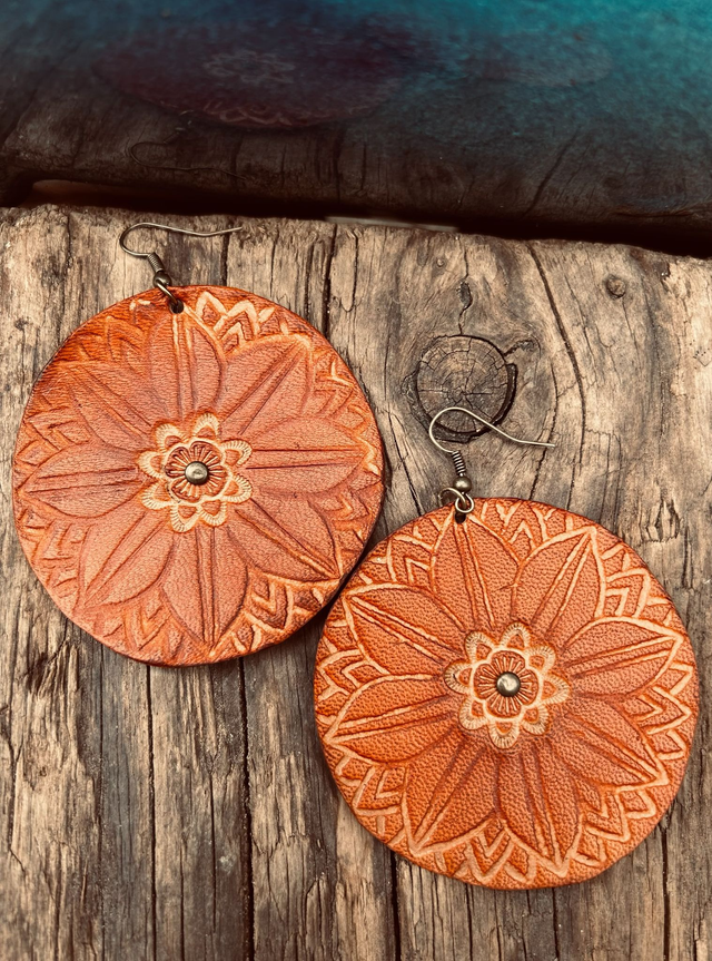 BOUCLES D&#039;OREILLES EN CUIR MARTELÉ  