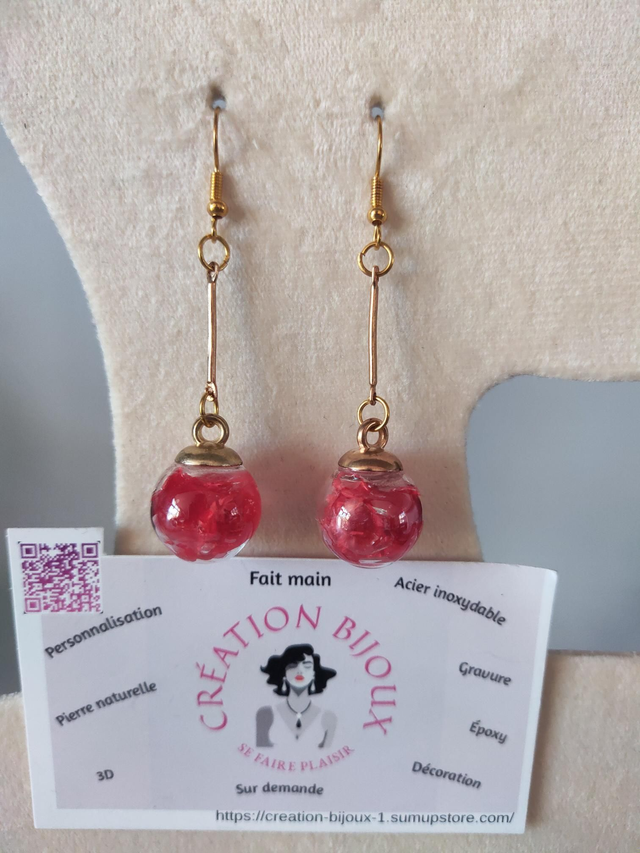 Boucle d'oreille pendante avec fleur 