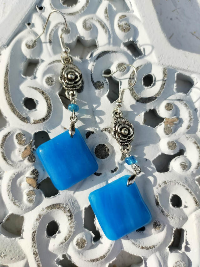 Boucles d&#039;oreilles en verre  bleu. 