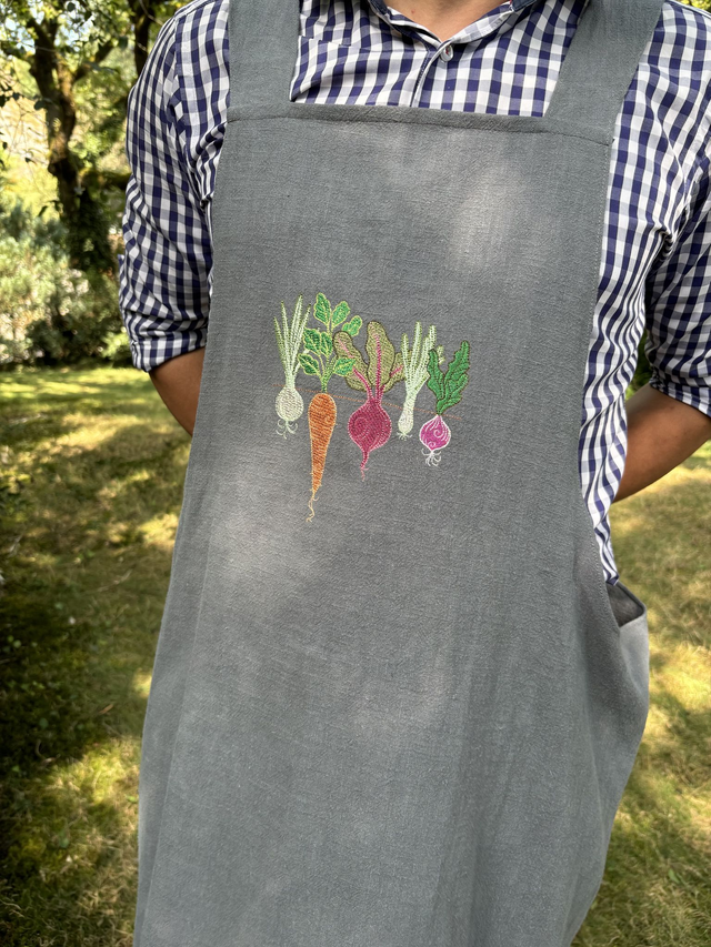 Tablier gris broderie légumes 