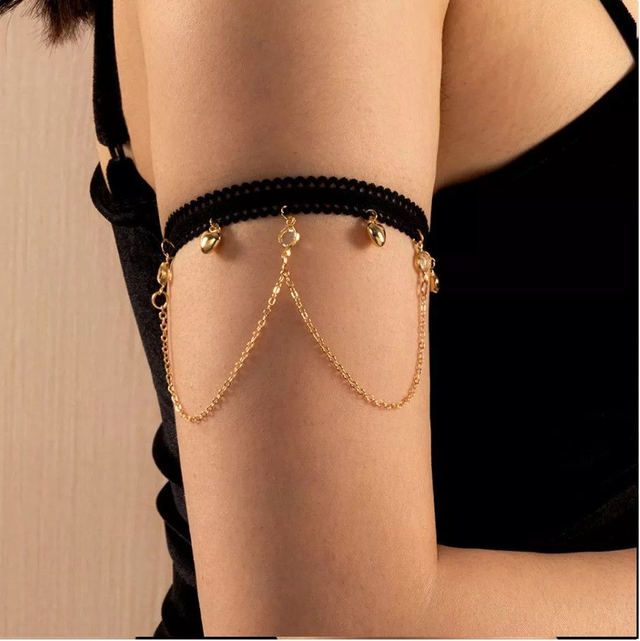 Bracelet de bras dentelle noire, cœurs et chaines dorées