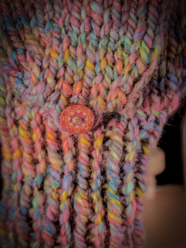 Moufl'taine filée à la main en laine arc en ciel