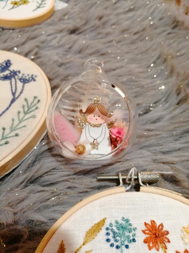 Boule en verre garnie de fleurs séchée et deco