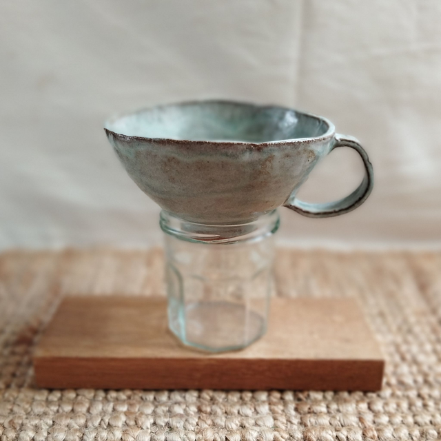 Entonnoir à confiture, argile rouge, émail bleu ciel