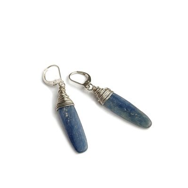 Wrap oorbellen met Kyaniet