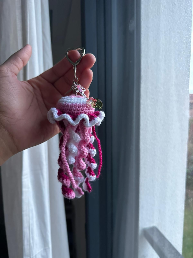 Bijou de sac Méduse rose au crochet