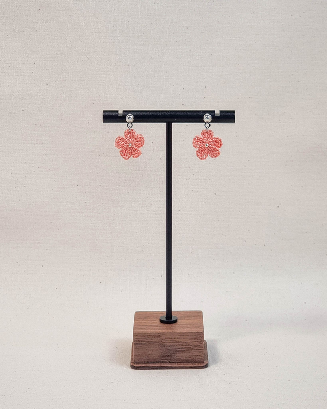 Kvačkani uhani rožica - srebrni