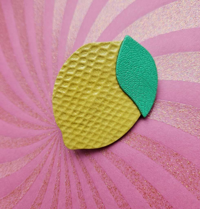 Broche en cuir Lemon Free