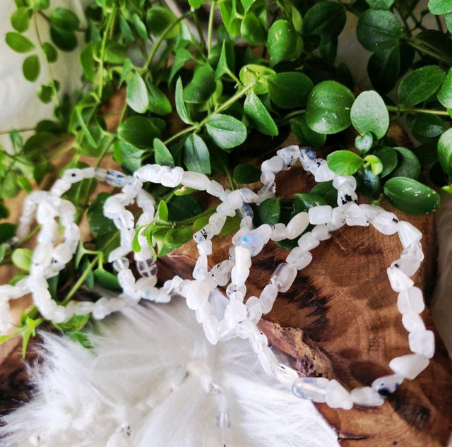 Rainbow moonstone pebble shapped bracelet 
