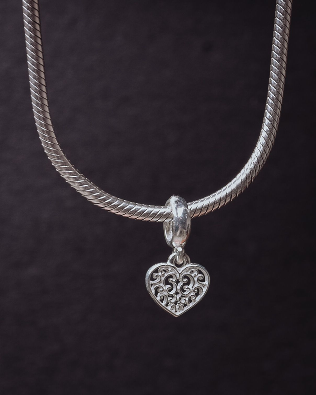 Berloque prata coração com arabescos vazado