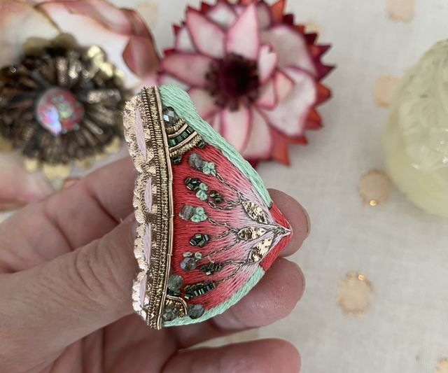 Broche brodée sein rose