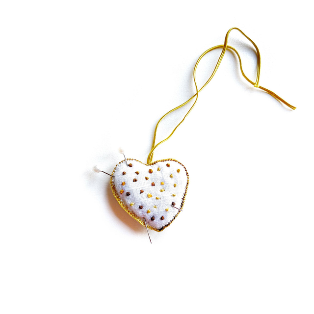 Petit cœur brodé sur du lin blanc