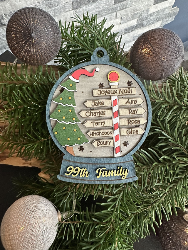 Boule de Noël personnalisée en bois – Forme boule à neige avec panneau des prénoms