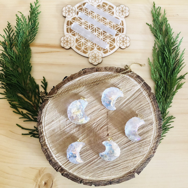 Pendentif Moon,Croissant de Lune en Cristal de Roche,Quartz Blanc Aura, Pierre Naturelle.