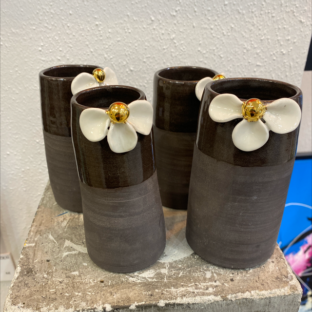 Lille Vase m. blomst af Helle Bornæs 