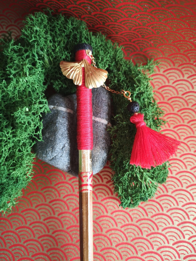 Bâton de cheveux - japonais - bambou -  papier washi - fil - feuille de dorure - feuille de ginkgo - perle - pierre de lave - pompon - La&amp;Titia 