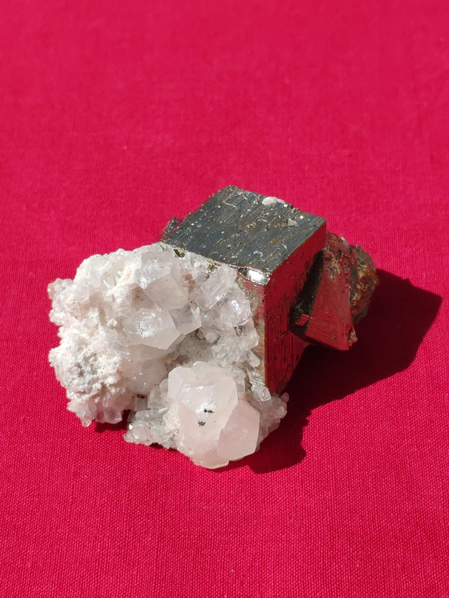 Pyrite et manganocalcite (collection)