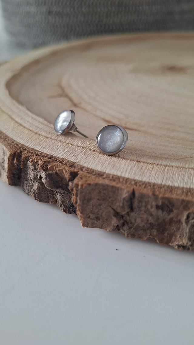 Puces d&#039;oreilles argentées rondes et résine blanche