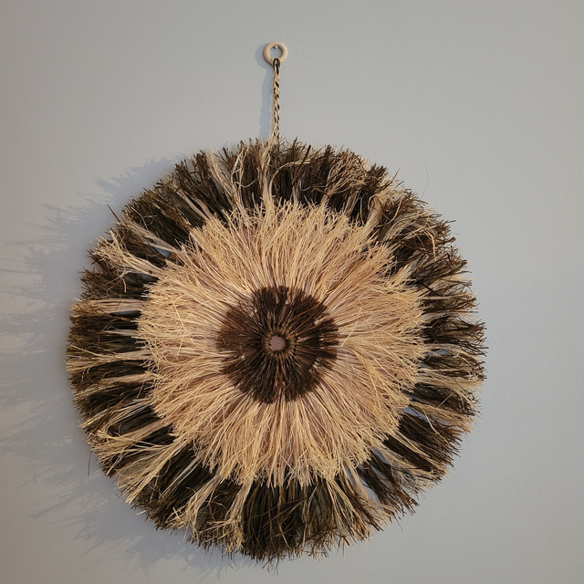 Décoration murale en raphia naturel.