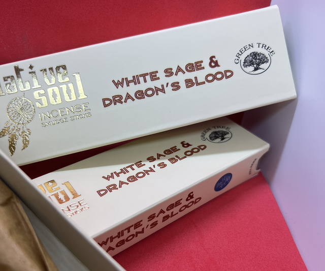 Une boîte d’encens Sauge blanche &amp; Sang de dragon 
