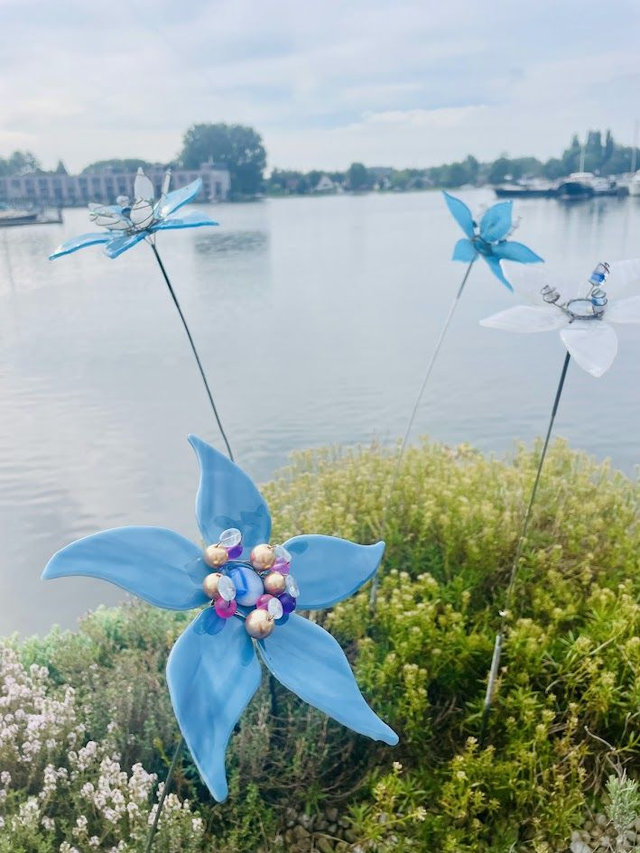 Luxe Glazen Tuinsteker Kobaltblauw - Handgemaakte Bloemenkunst - Unieke Glasfusing Decoratie voor Tuin of Vaas