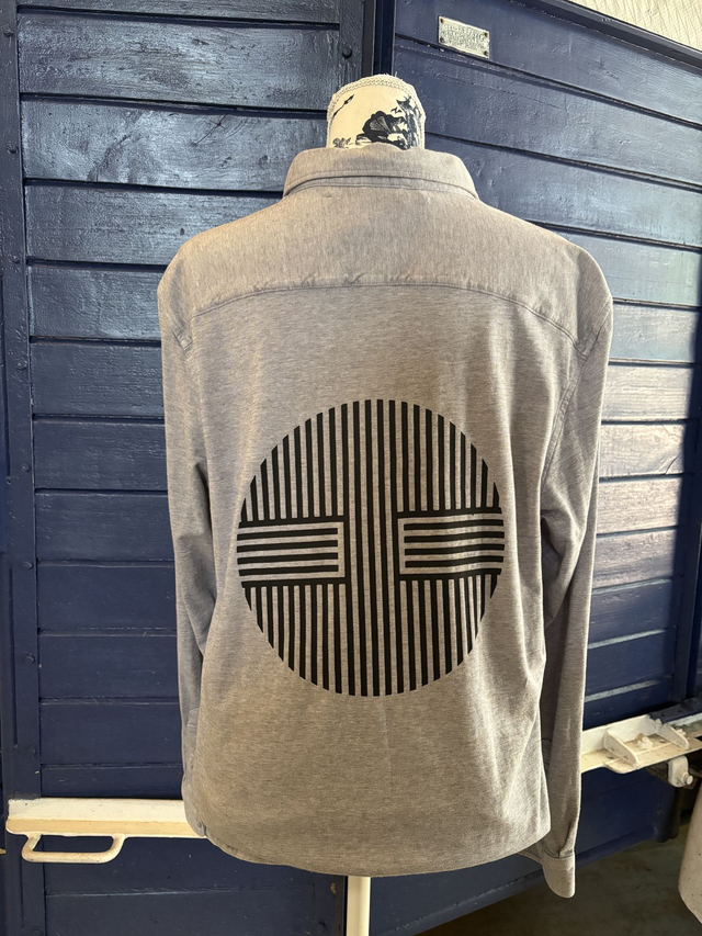 Chemise capsule grise avec logo noir dans le dos