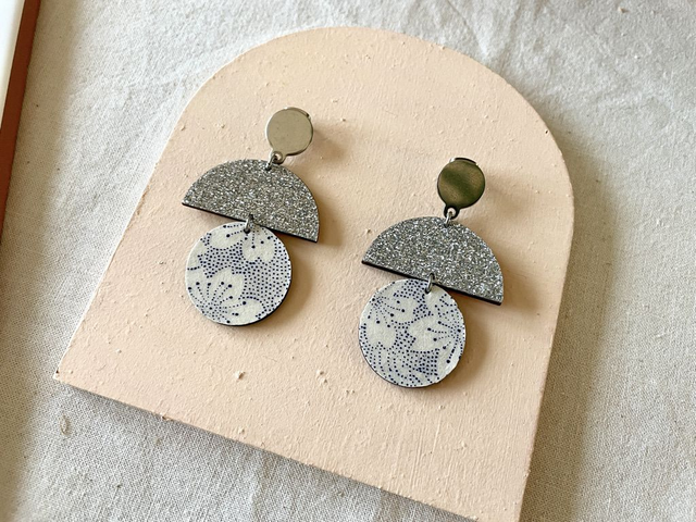 Boucles d’oreilles Demi lune argentée et rond fleuri