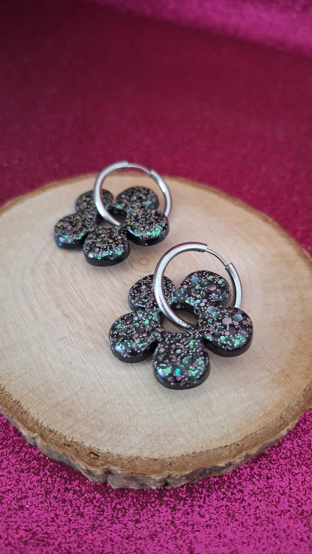 Créoles argentées fleurs noires paillettes holographiques blanches 