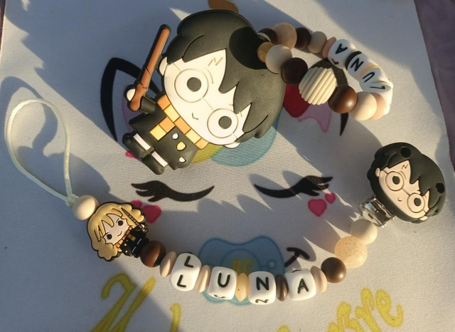 1 Attache tétine Idole + 1 Hochet 