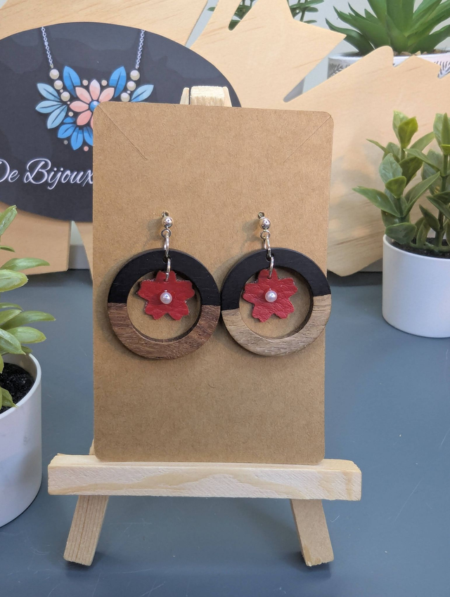 Boucles d'oreilles ronde avec fleur rouge en similicuir. 