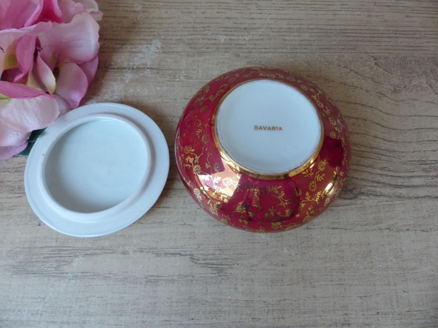 Petite boite à bijoux rouge avec liseré doré, boite ronde en porcelaine bavaria romantique couple scène galante décor chambre Shabby Chic
