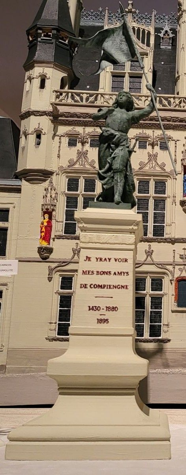 Jeanne d'Arc avec piédestal