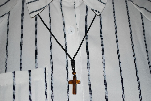 Collier croix en œil de tigre