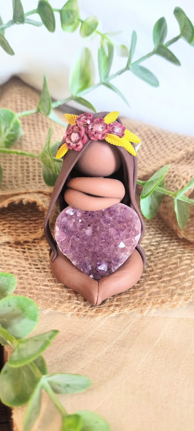 💜 Gardienne des Mondes Intérieurs – Cœur d’Améthyste &amp; Couronne Florale Dorée 🌸