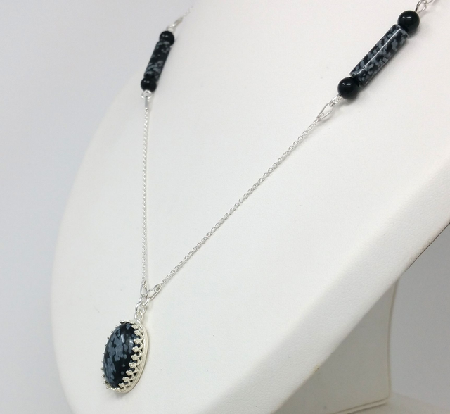 COLLIER OBSIDIENNE MOUCHETEE CABOCHON OVALE ET TUBES 42 CM - SEM010