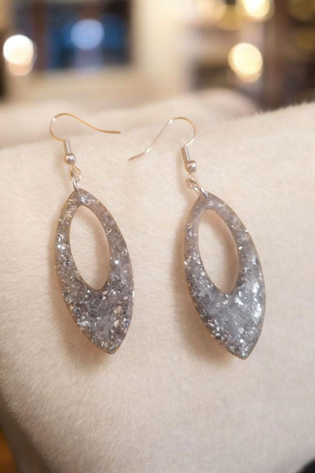 Boucles d&#039;oreilles argentées en résine uv 