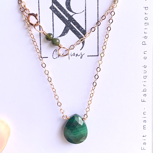 Collier, en or rose laminé (Goldfilled) , habillé d’une Malachite naturelle (longueur 42cm)