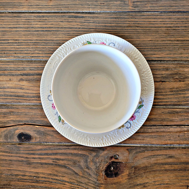 Saucière Tognana en porcelaine d'Italie, motifs en relief et fleurs