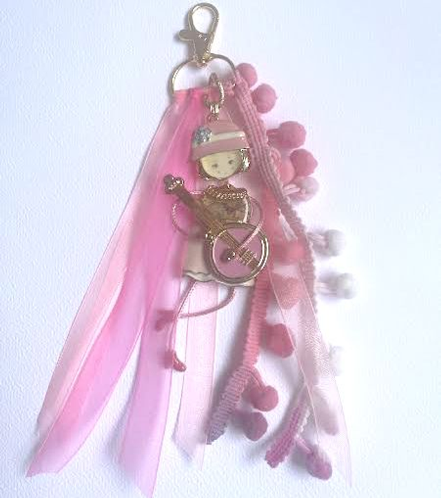 BS8- Bijoux de Sac ruban, galon à pompons et figurine en métal