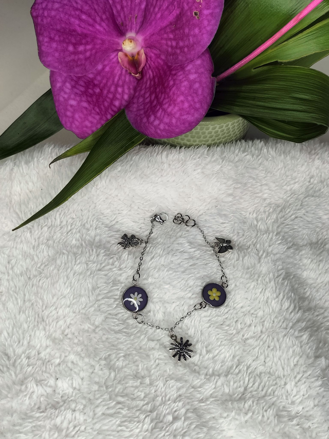 Bracelet tons gris et charms