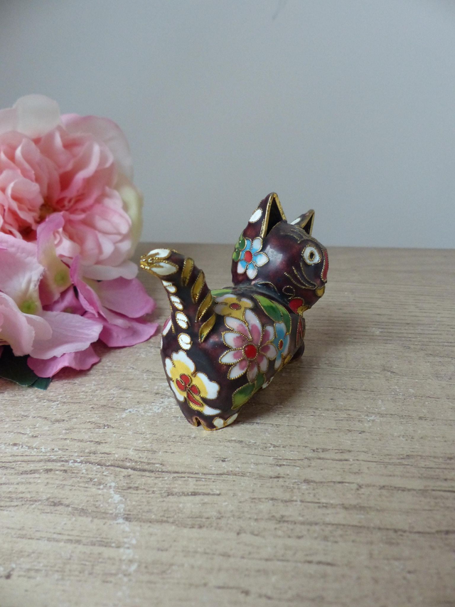 Figurine Chat Cloisonné Vintage – Chaton Floral en Métal Émaillé des Années 1980