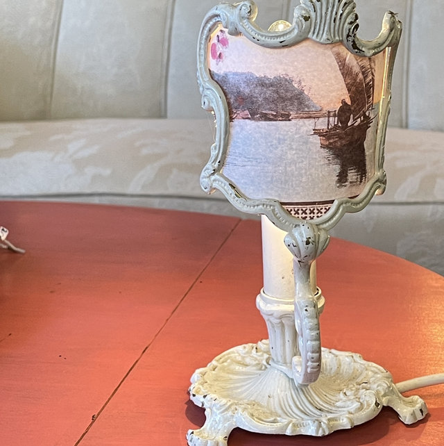 Weiße  Tischlampe mit Segelschiff