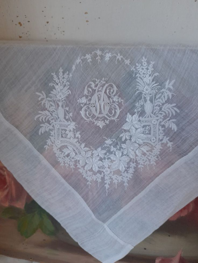 Mouchoir ancien brodé en fine batiste de lin