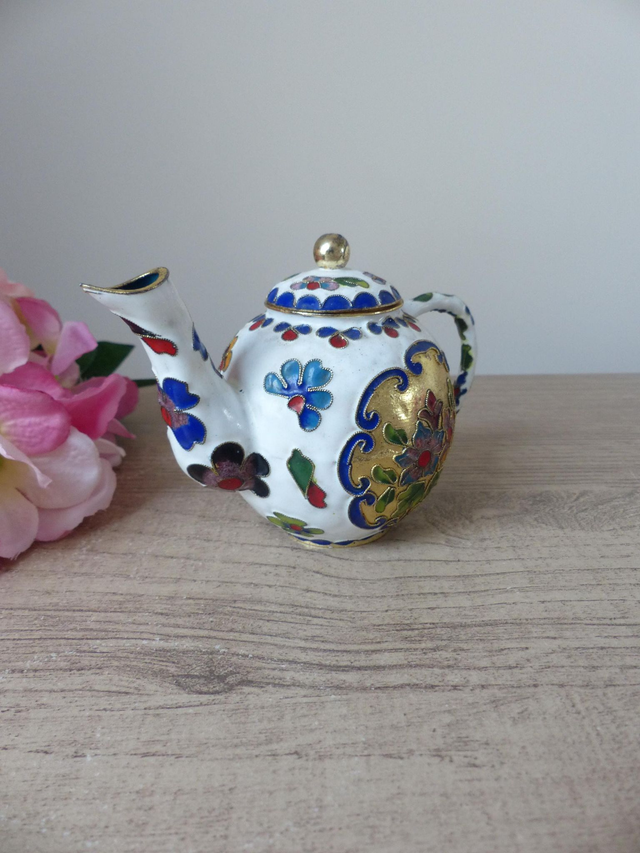 Théière Miniature Cloisonnée Blanche – Décor Floral Doré – Cuivre Émaillé Fait Main – Style Asiatique – Objet de Collection Vintage