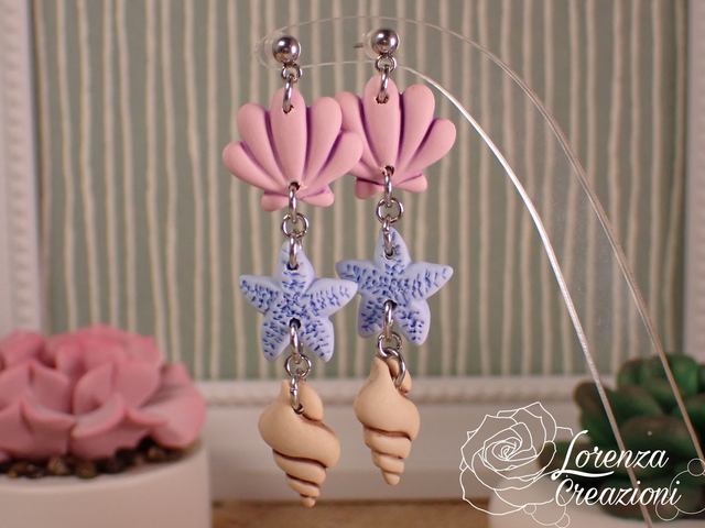Orecchini a tema marino con conchiglie e stelle marine, rosa, azzurro e beige
