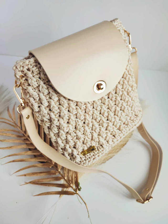 Sac Nina – Sac bandoulière en crochet beige clair avec cuir et détails dorés – Fait main