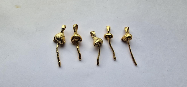  Mushroom
-
Fungi with finesse.
Each piece is sculpted from a real mushroom and plated in 24k gold—organic curves, natural stems, and all. Lightweight and full of personality, no two are ever alike.
Real. Quirky. Gold-dipped goodness.