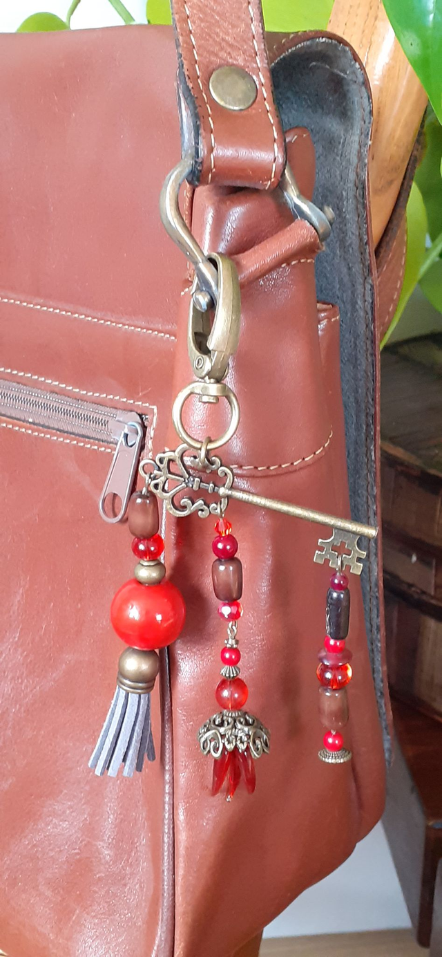 Giltza Bijoux de Sac à main, clé en bronze, suspension de perles verre et acrylique, rouge vif, carmin