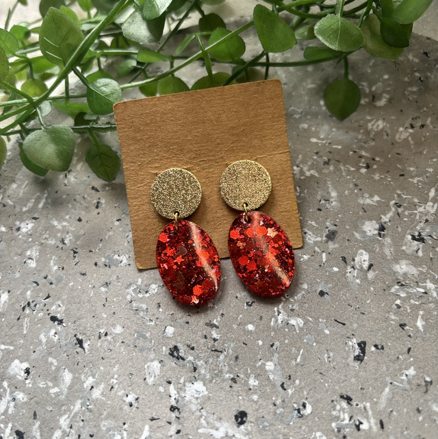 Boucles d’oreilles résine rouge doré à paillettes 