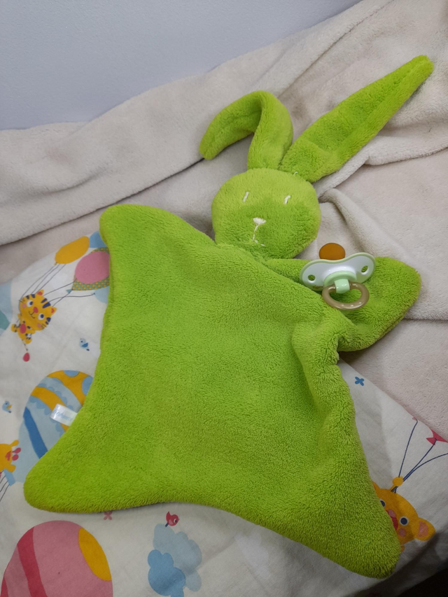 Doudou lapin vert